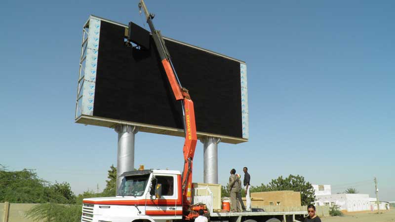 Installa un esperto di strutture per cartelloni pubblicitari a LED in Cina